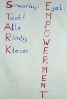 Das Logo der „Empowerment“-Projektwoche setzte sich zusammen aus dem Wort „Stark“ und „Empowerment“, wobei das „Stark“ sich zusammensetzte aus den Anfangsbuchstaben der folgenden Wörter: schwerhörig, taub, alle, richtig, klasse.