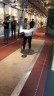 Ein Schüler versucht die alte olympische Diziplin des Weitsprungs mit Gewichten an den Händen.