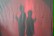 Zwei Kinder stehen Rücken an Rücken hinter eine Leinwand. Sie werden von hinten mit rotem Licht bestrahlt, so dass sie aussehen wie aus einer Anfangsszene aus dem Film James Bond.