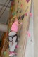 Ein Mädchen klettert an der Kletterwand und schaut nach dem nächsten Griff. Sie ist in Nahaufnahme zu sehen.