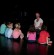 6 Kinder sitzen mit dem Rücken zum Publikum und verfolgen die Erklärungen des Tanzlehrers.