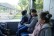 Es sind vier Kinder zu sehen, die in der Straßenbahn sitzen. Ein Mädchen schaut in die Kamera und die anderen aus dem Fenster.