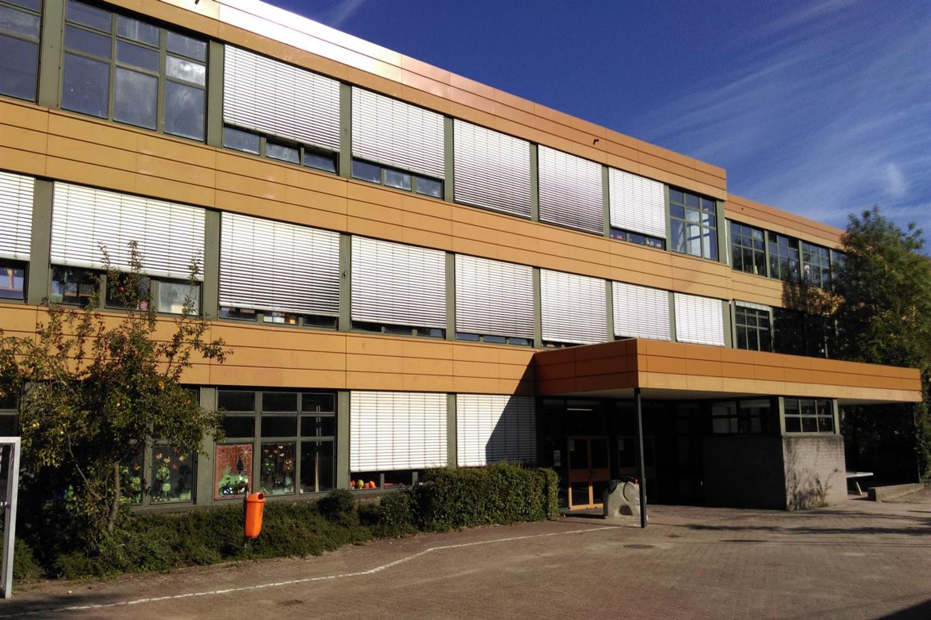 Außenaufnahme vom Haupteingang der LVR-Gerricus-Schule Düsseldorf