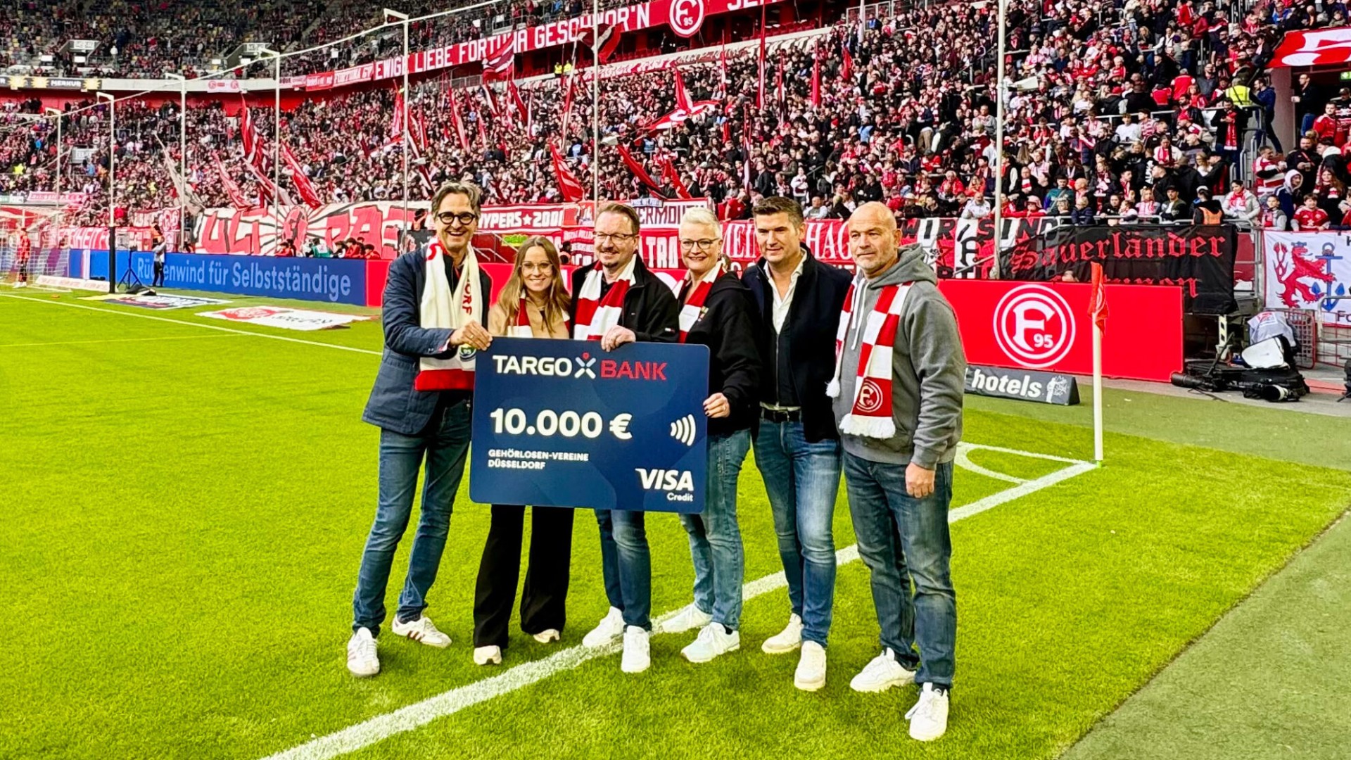 Auf einer großen Leinwand in einem Stadion es der Spieler Felix Klaus (Rückennummer 11) zu sehen. Hinter ihm ist ein Mädchen eingeblendet, das die Gebärde seines NAmens zeigt.