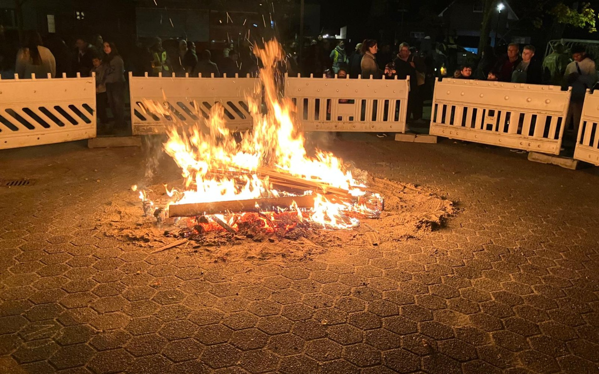 Illustration einer Frau vor einem Bildschirm, in der Hand hält sie ein Handy.