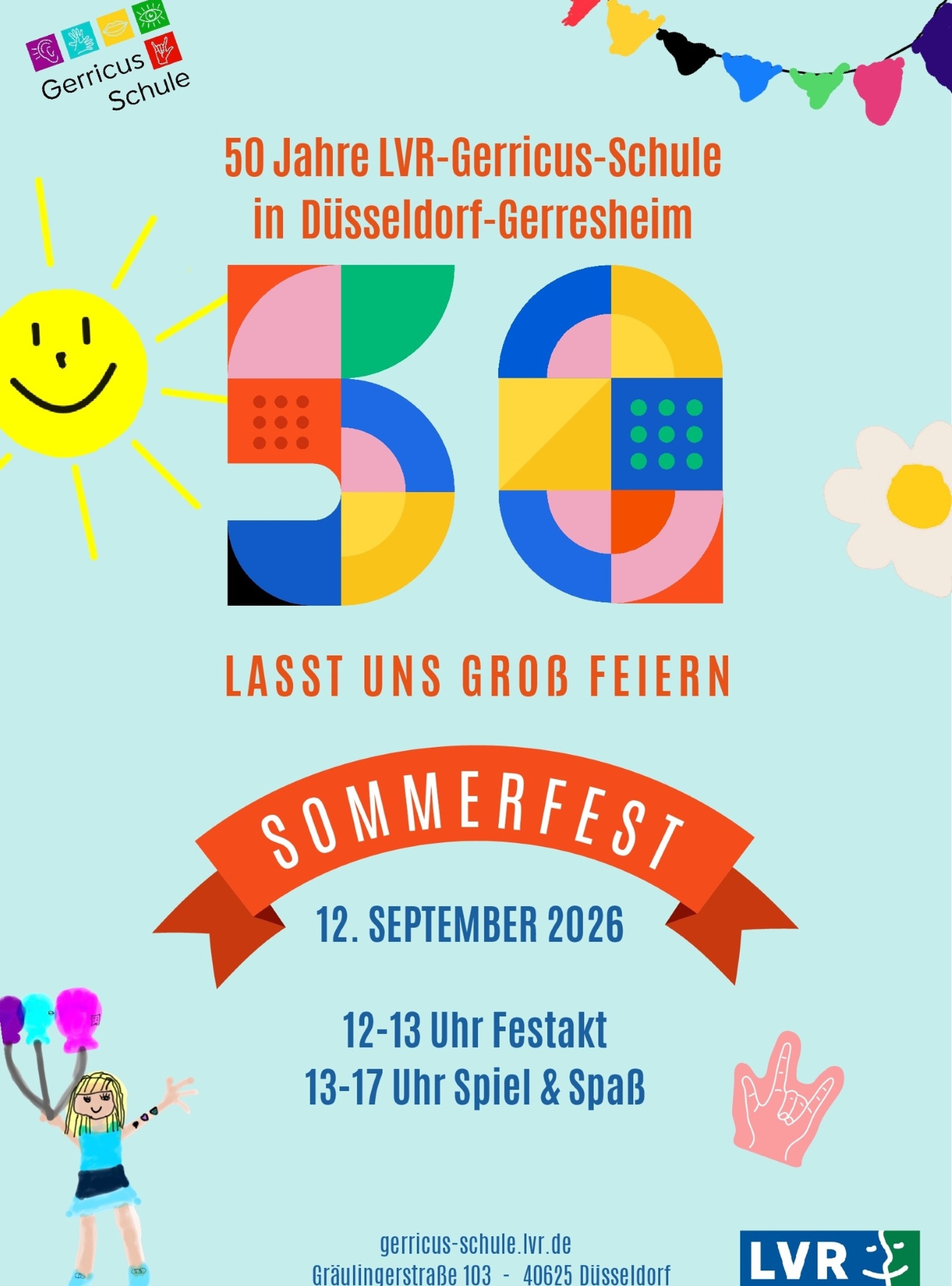 Ein Spielgerät auf dem Spielplatz zeigt auf seiner Außenseite einen rot- weißen Pilz. Dahinter können Kleinkinder über ein paar Stufen auf ein Podest klettern. Rechts neben dem Pilz führt die kurze Rutsche ab. Im Hintergrund ist die längere Rutsche eines anderen Klettergerüsts zu sehen. Beide Spielgeräte stehen auf Sandboden. Im Hintergrund sind grüne Bäume zu sehen.