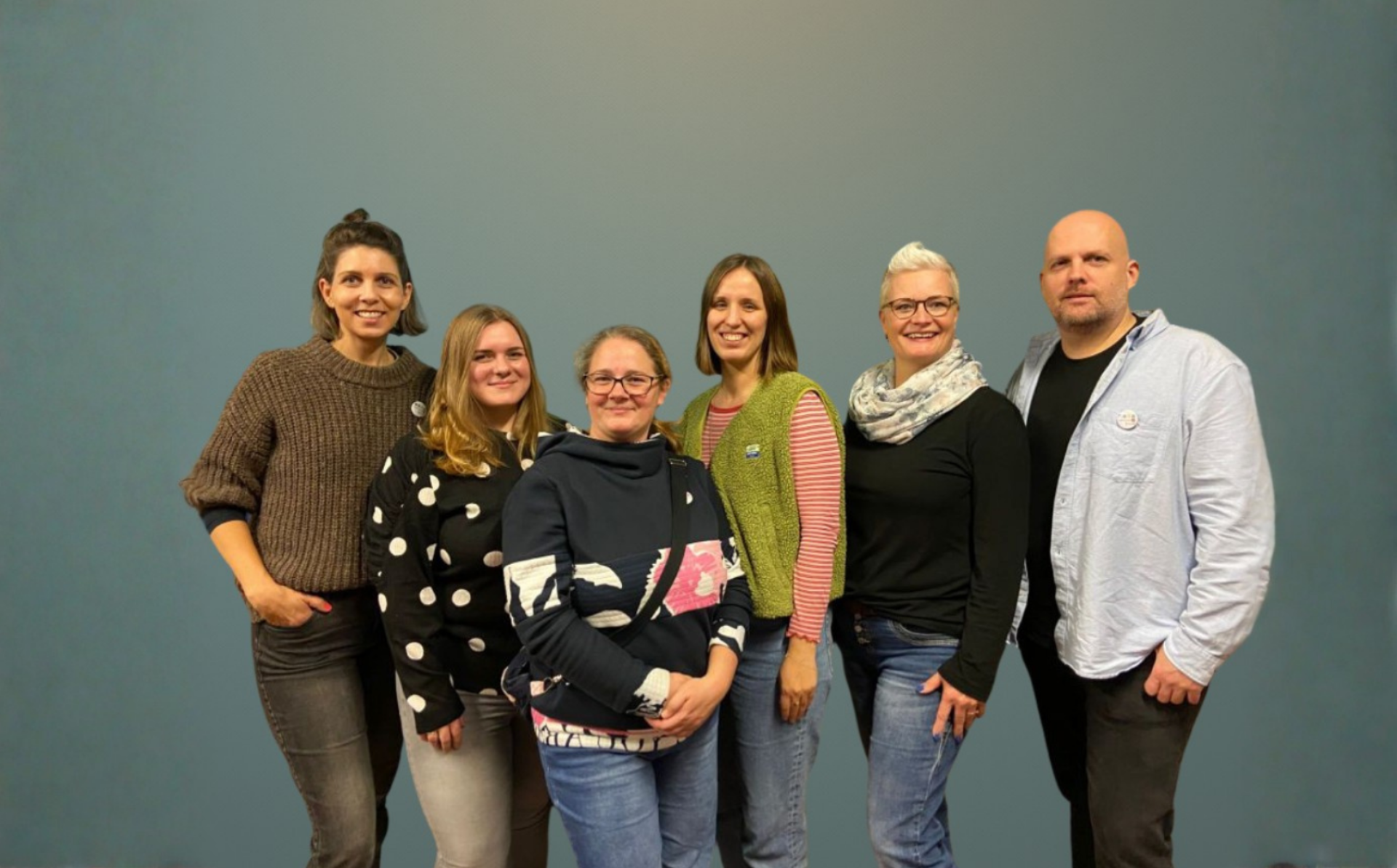Gruppenfoto von 4 Frauen und 2 Männern, die freundlich in die Kamera schauen.