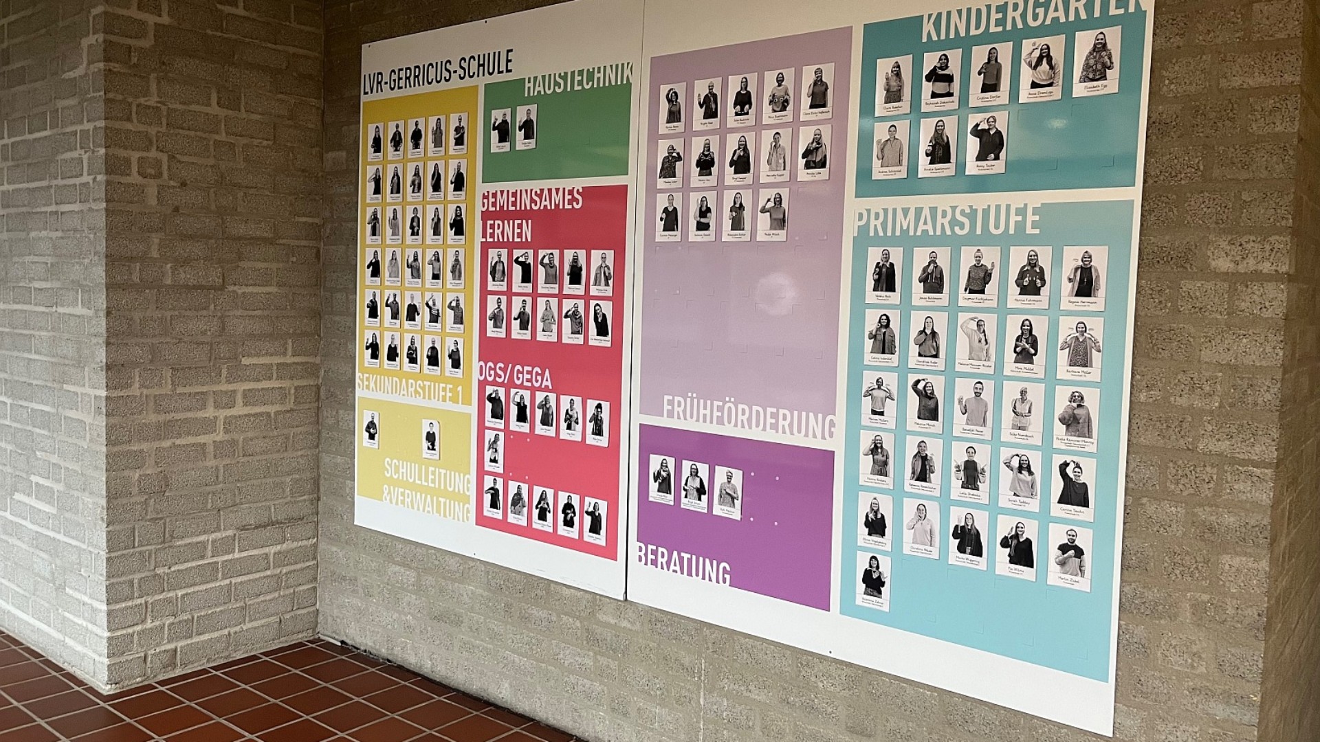 Eine gelbe Tür mit der bunten Aufschrift „Herzlich Willkommen“ in leuchtenden Buchstaben-Grafiken, umgeben von glitzernden Sternen.