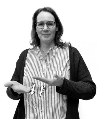 Schwarz-weiß-Foto mit Namensgebärde von Birgit Schira