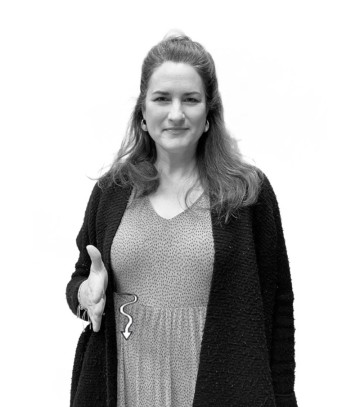 Porträtfoto Maren Fischbeck mit Namensgebärde