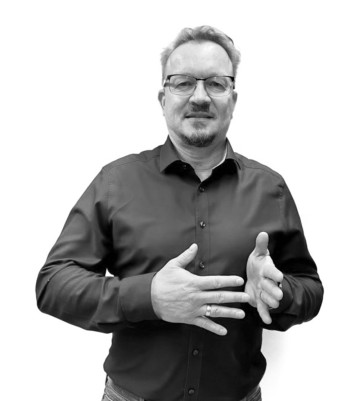 Schwarz-weiß-Foto mit Namensgebärde von Michael Eicker