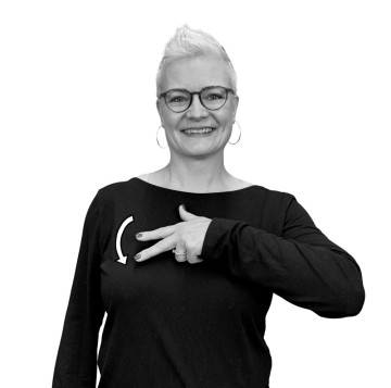 Schwarz-weiß-Foto mit Namensgebärde von Ruth Melchior