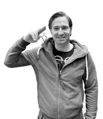 Schwarz-weiß-Foto mit Namensgebärde von Sascha Servos